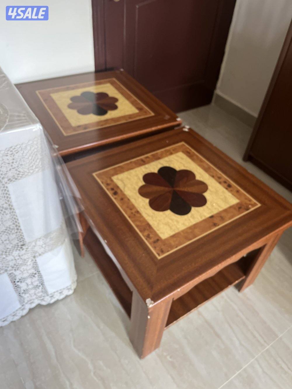 طاولتين دورين خشب بحالة جيدة الارتفاع ٤٥سم طول عرض ٦٠سم4
