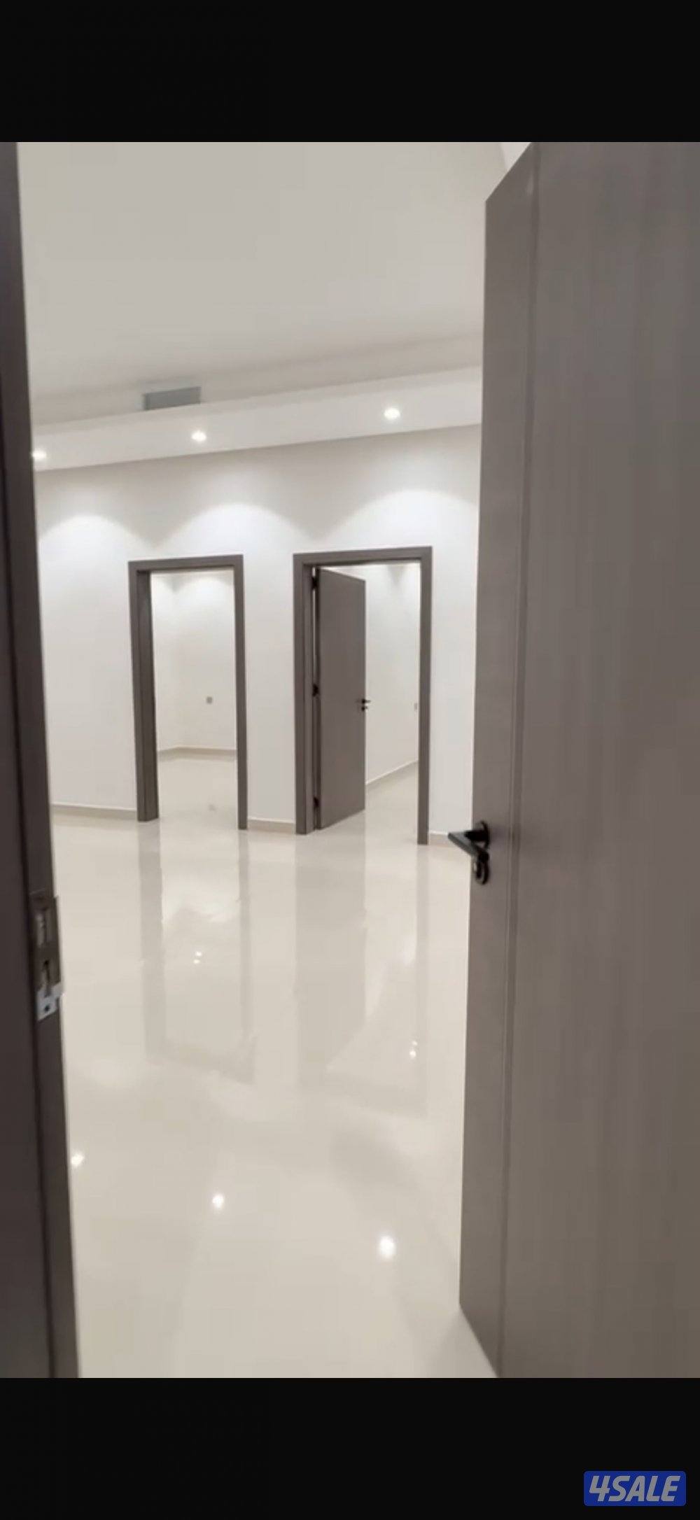 للايجار دور ثاني شقتين كل شقه ثلاث غرف وحده ماستر مع غرفه صغيره ٢/٢0