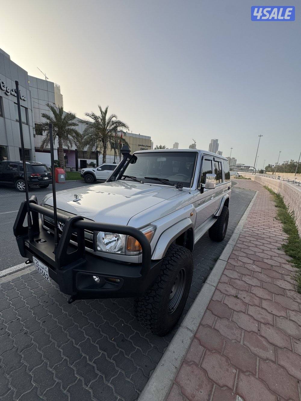 للبيع- لاند كروزر شاص نص LC761
