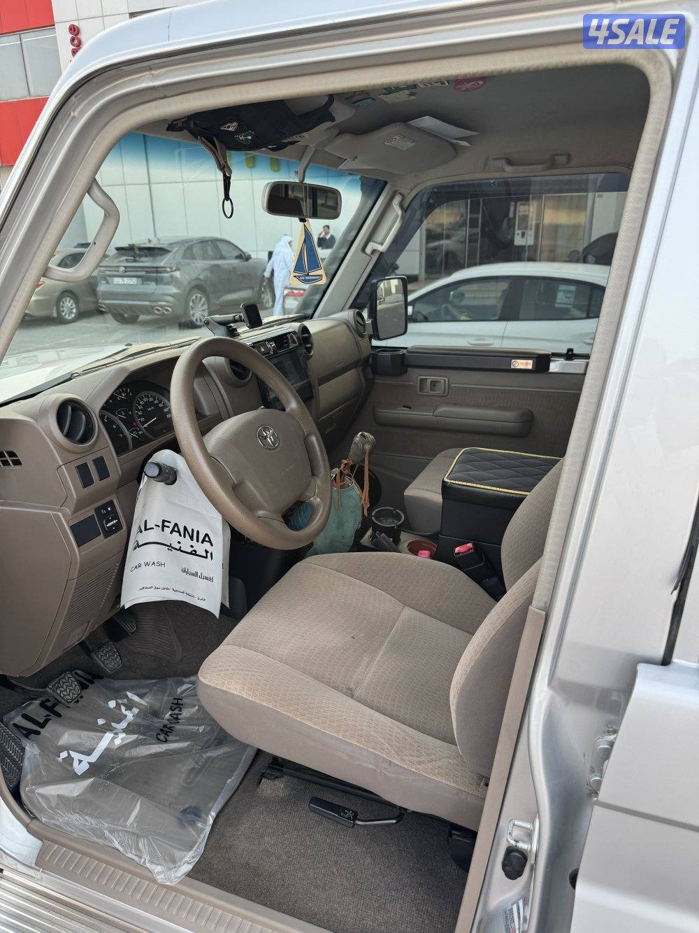 للبيع- لاند كروزر شاص نص LC764