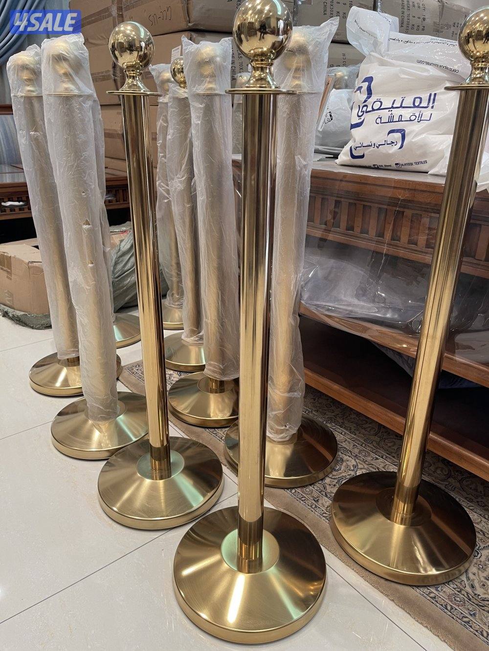 اعمدة ستانلس ستيل الذهبي مع السجاد الاحمر0