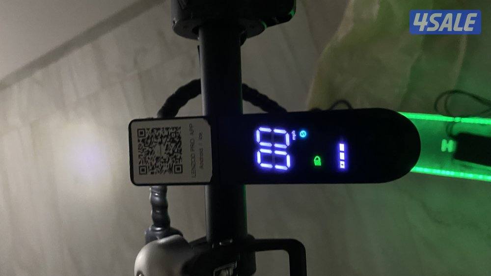 سكوتر للبيع مع شحنه الأصلي بس التايقر الي ورا منفش0