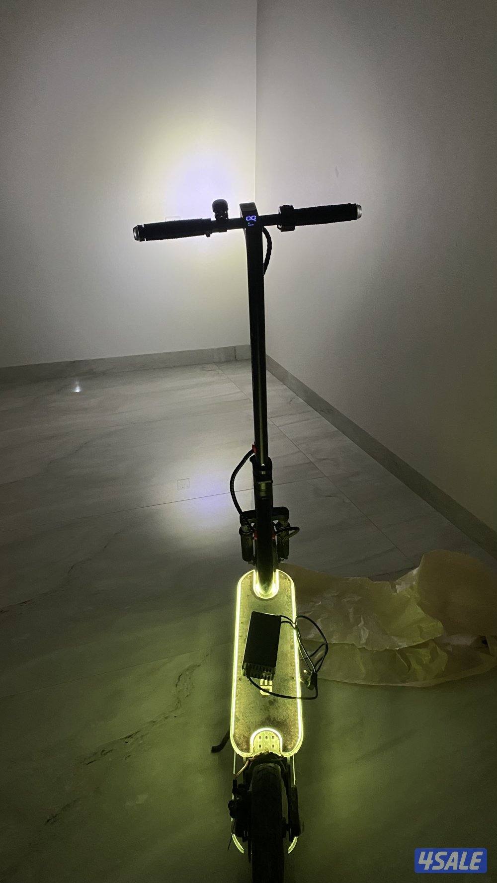 سكوتر للبيع مع شحنه الأصلي بس التايقر الي ورا منفش1