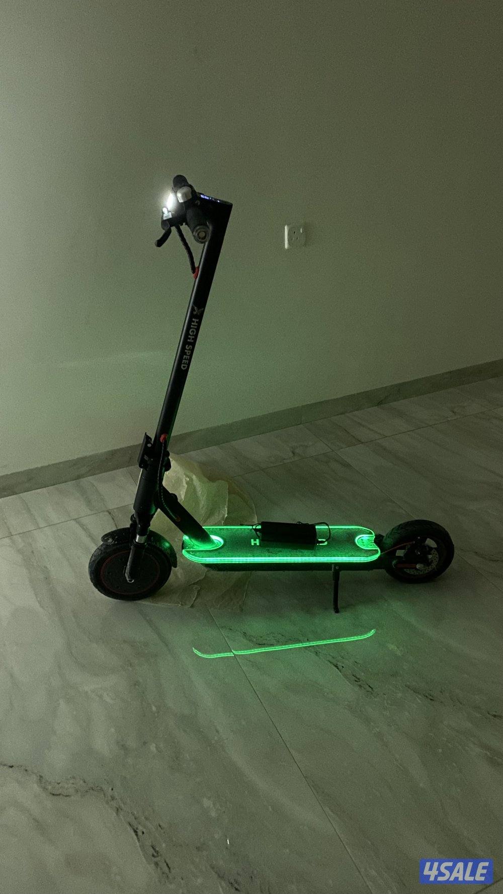 سكوتر للبيع مع شحنه الأصلي بس التايقر الي ورا منفش2