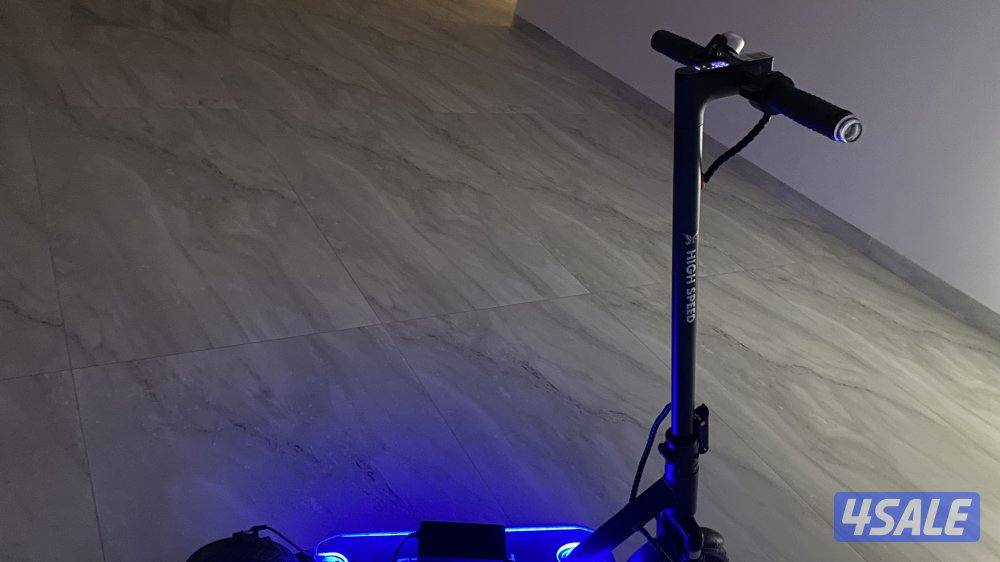 سكوتر للبيع مع شحنه الأصلي بس التايقر الي ورا منفش3