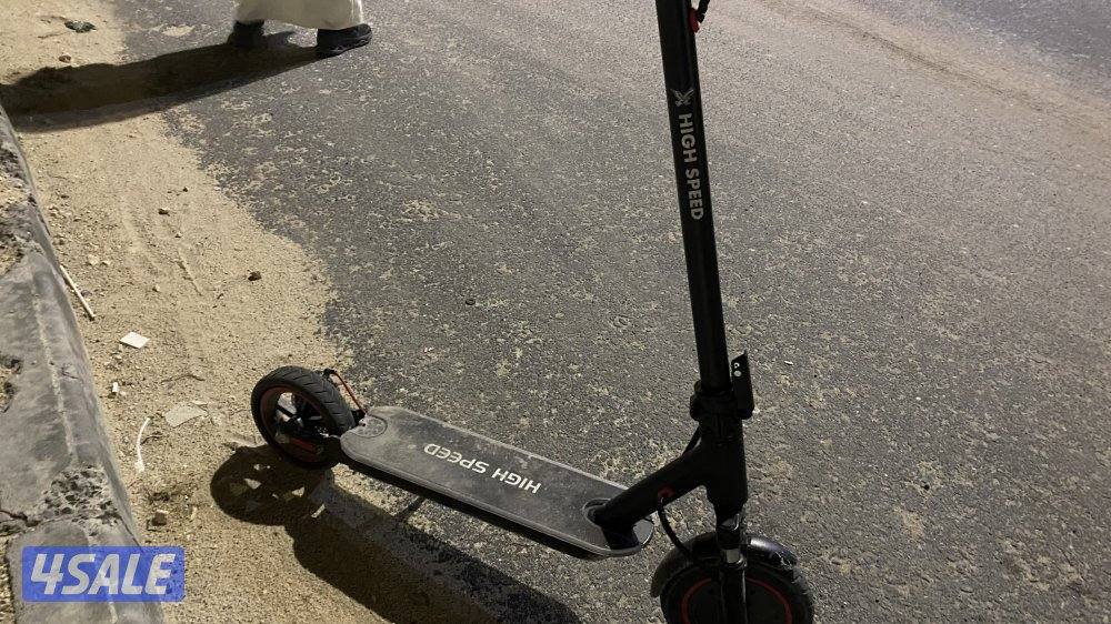 سكوتر للبيع مع شحنه الأصلي بس التايقر الي ورا منفش4