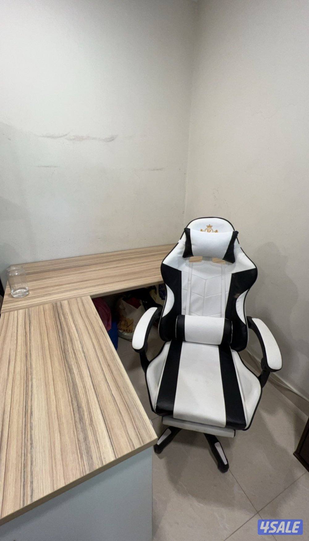 للبيع طاوله زاويه مع كرسي قيمنق1