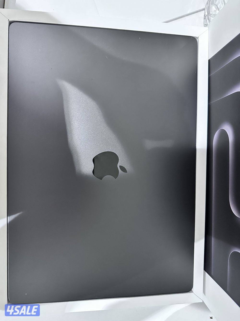 MacBook Pro m4pro chip للبيع وحالته جديدة  بطاريته 99 وكل اغراضه معاه0