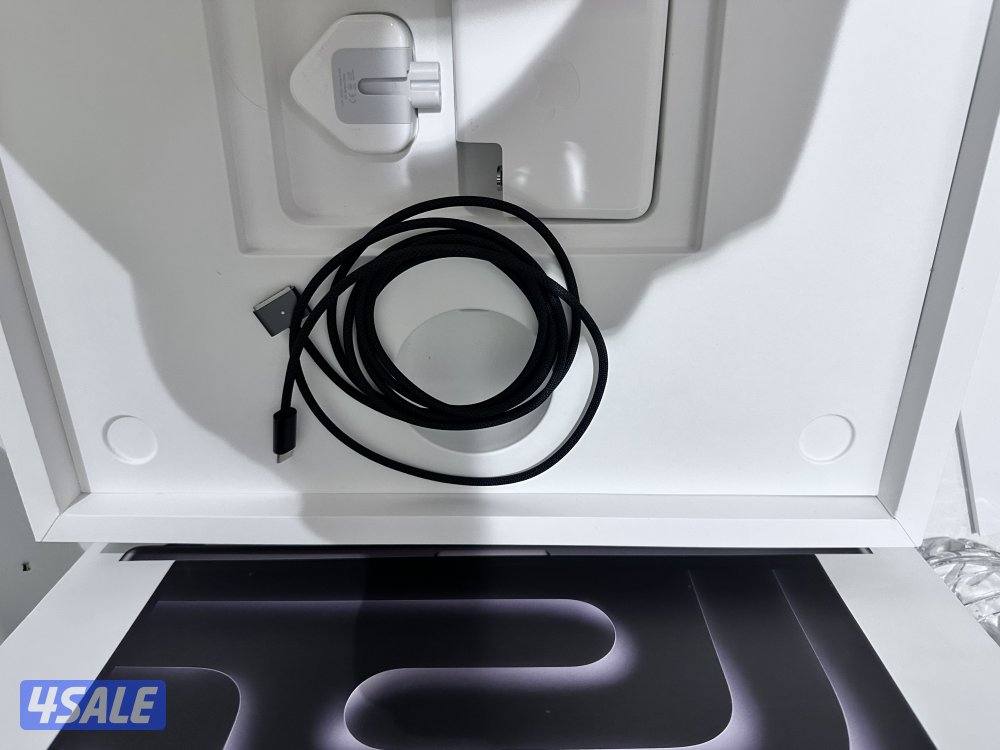 MacBook Pro m4pro chip للبيع وحالته جديدة  بطاريته 99 وكل اغراضه معاه1