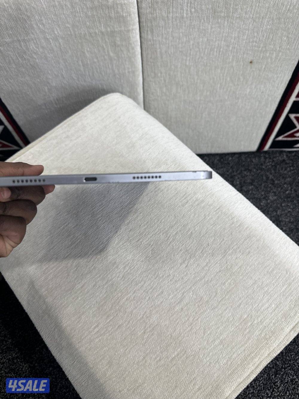 للبيع ايباد 11 m2 مع كفر ومروحة تبريد ipad pro for sale with cover and3