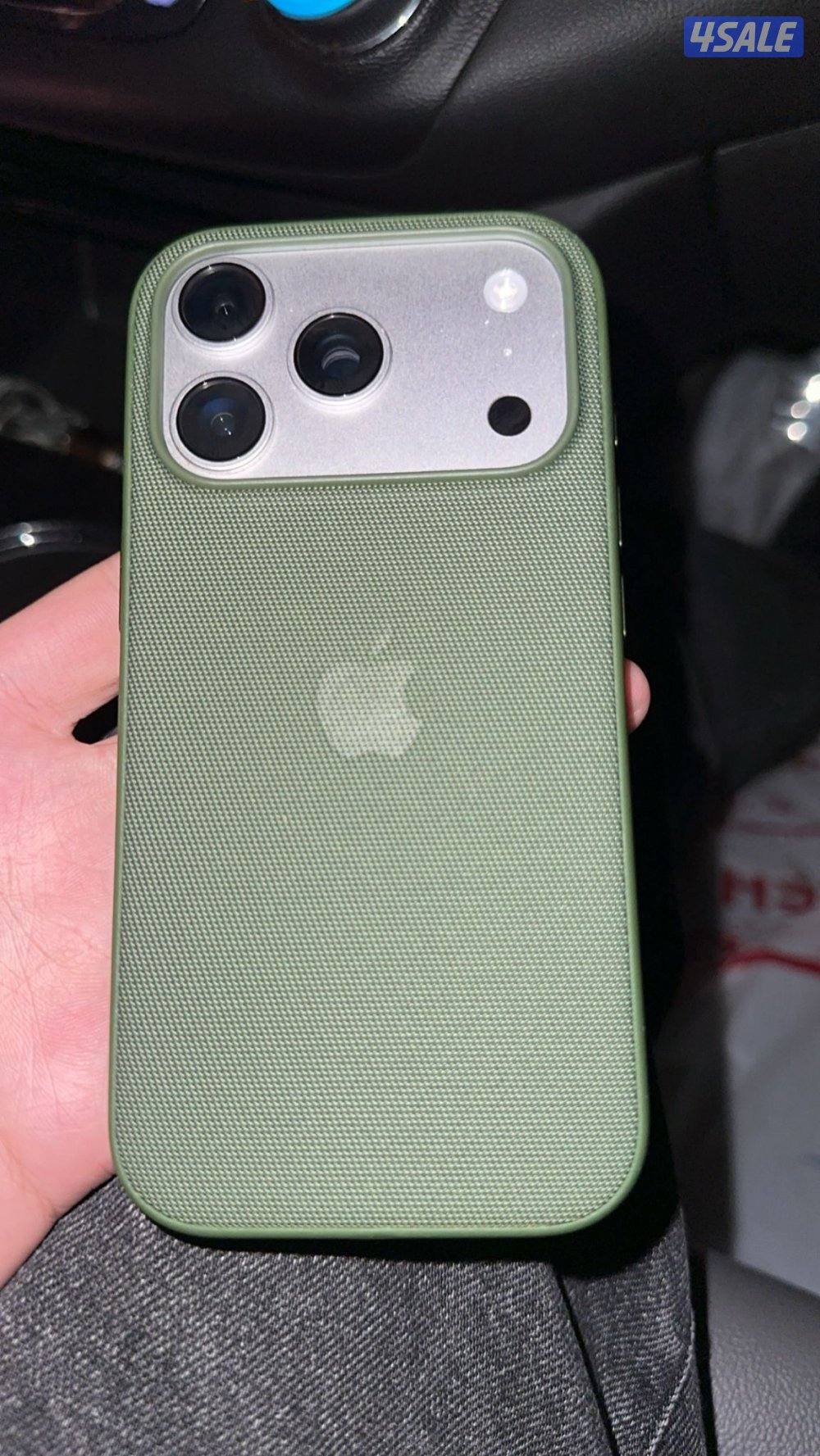 كڤر أبل الزيتي الاصلي سعره الأصلي ٢٤ او للبدل مع اللون الأسود2