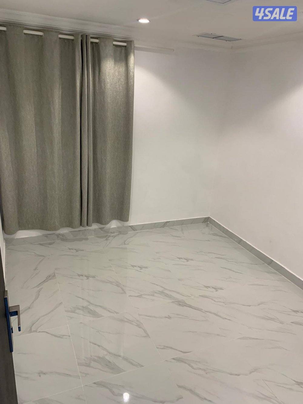 للإيجار شقة نضيفة عزاب عمارة نضيفة مذخل نضيف لها مصافط مجاني0