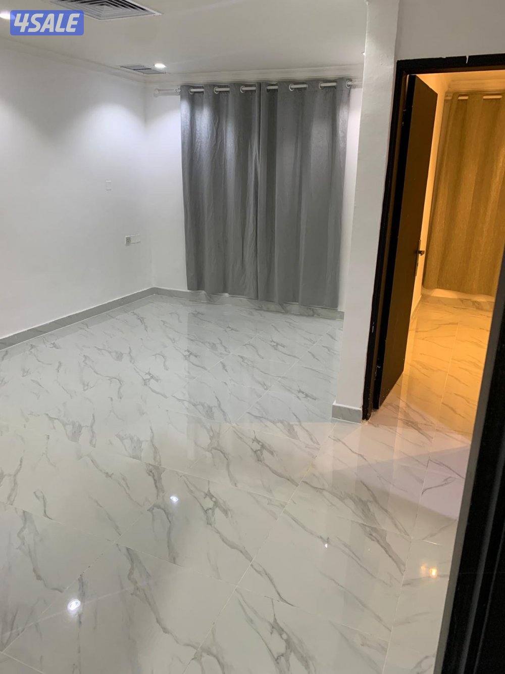 للإيجار شقة نضيفة عزاب عمارة نضيفة مذخل نضيف لها مصافط مجاني1