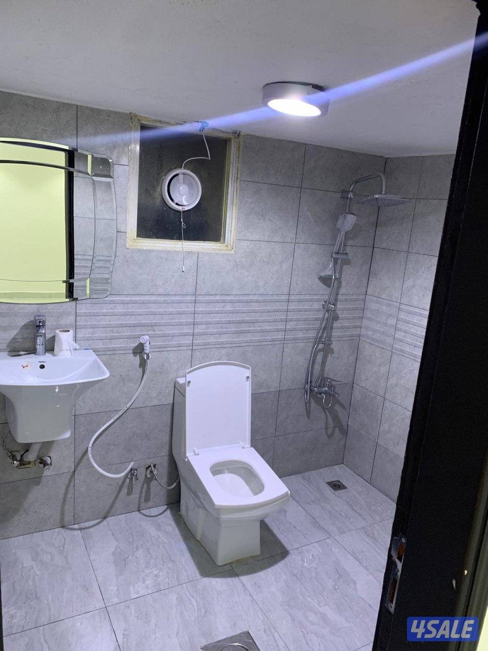 للإيجار شقة نضيفة عزاب عمارة نضيفة مذخل نضيف لها مصافط مجاني2