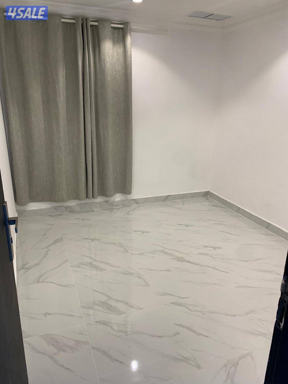 للإيجار شقة نضيفة عزاب عمارة نضيفة مذخل نضيف لها مصافط مجاني4