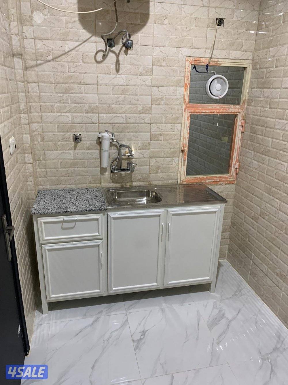 للإيجار شقة نضيفة عزاب عمارة نضيفة مذخل نضيف لها مصافط مجاني3