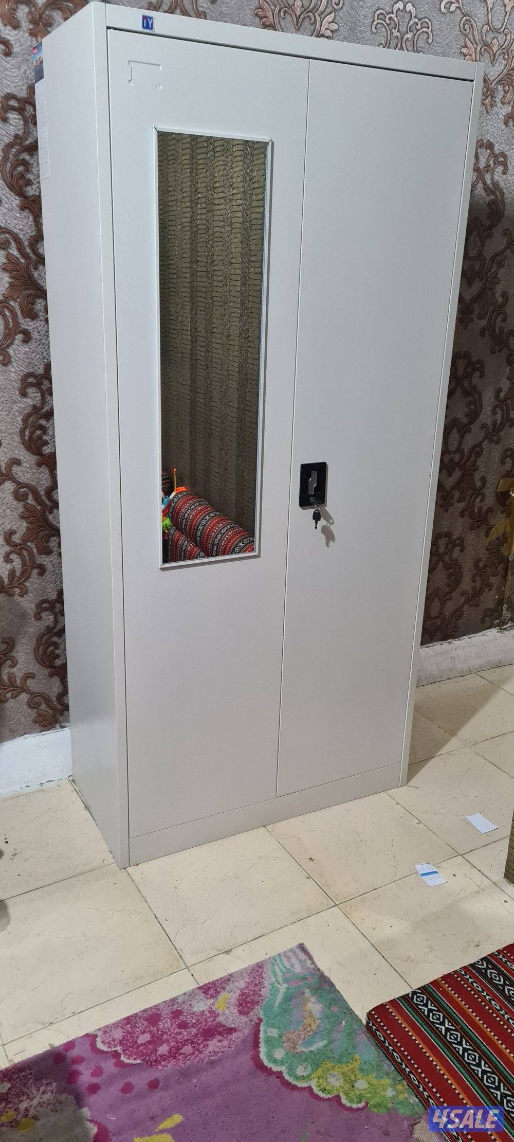 للبيع دولاب حديد نظيف جدا كالجديد ارفف وعلاقة باب قفل وخزنة مفتاح0