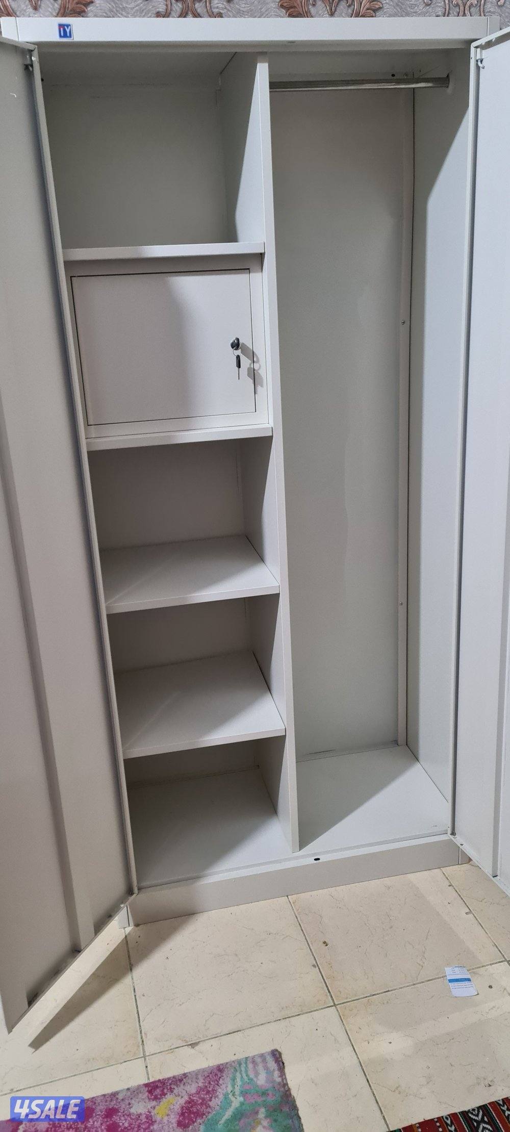 للبيع دولاب حديد نظيف جدا كالجديد ارفف وعلاقة باب قفل وخزنة مفتاح1