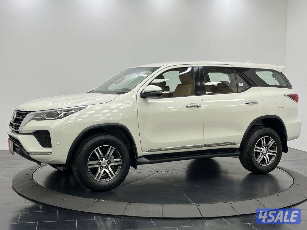 TOYOTA FORTUNER_N 4 CYL 4X2 MID OPTION0