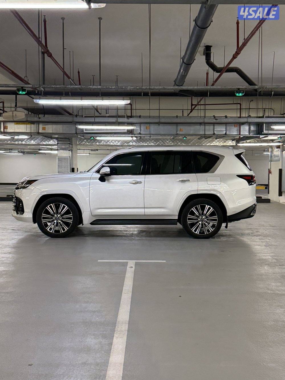 للبيع لكزس Lx600 صبغ وكالة عداد 61 الف0