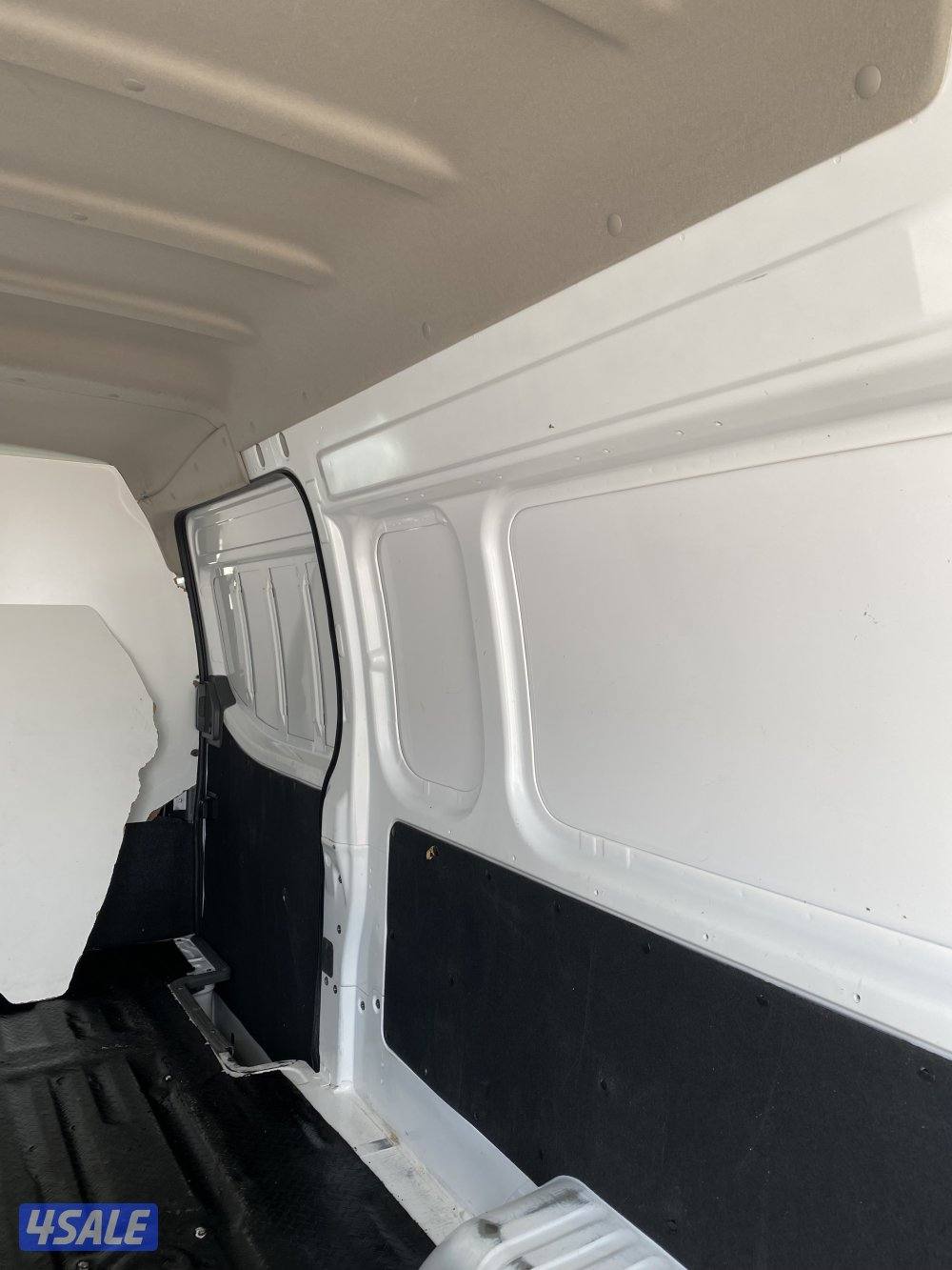 للبيع باص نيسان مغفل موديل 2022 ماشي 60 ألف شرط الفحص2