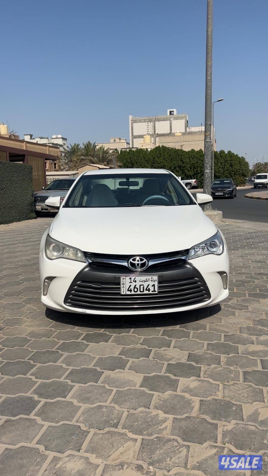 للبيع كامري وارد الساير بيضاء ماشيه 220الف جي ال4