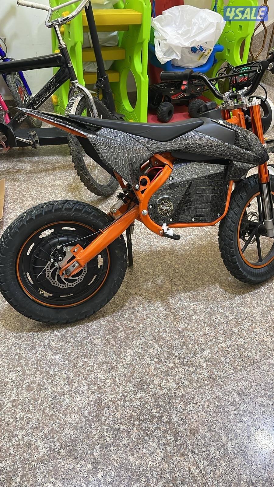 سيكل كهربائي شبه جديد فيه بلوتوث وليت قوي وسرعته ٤٥0