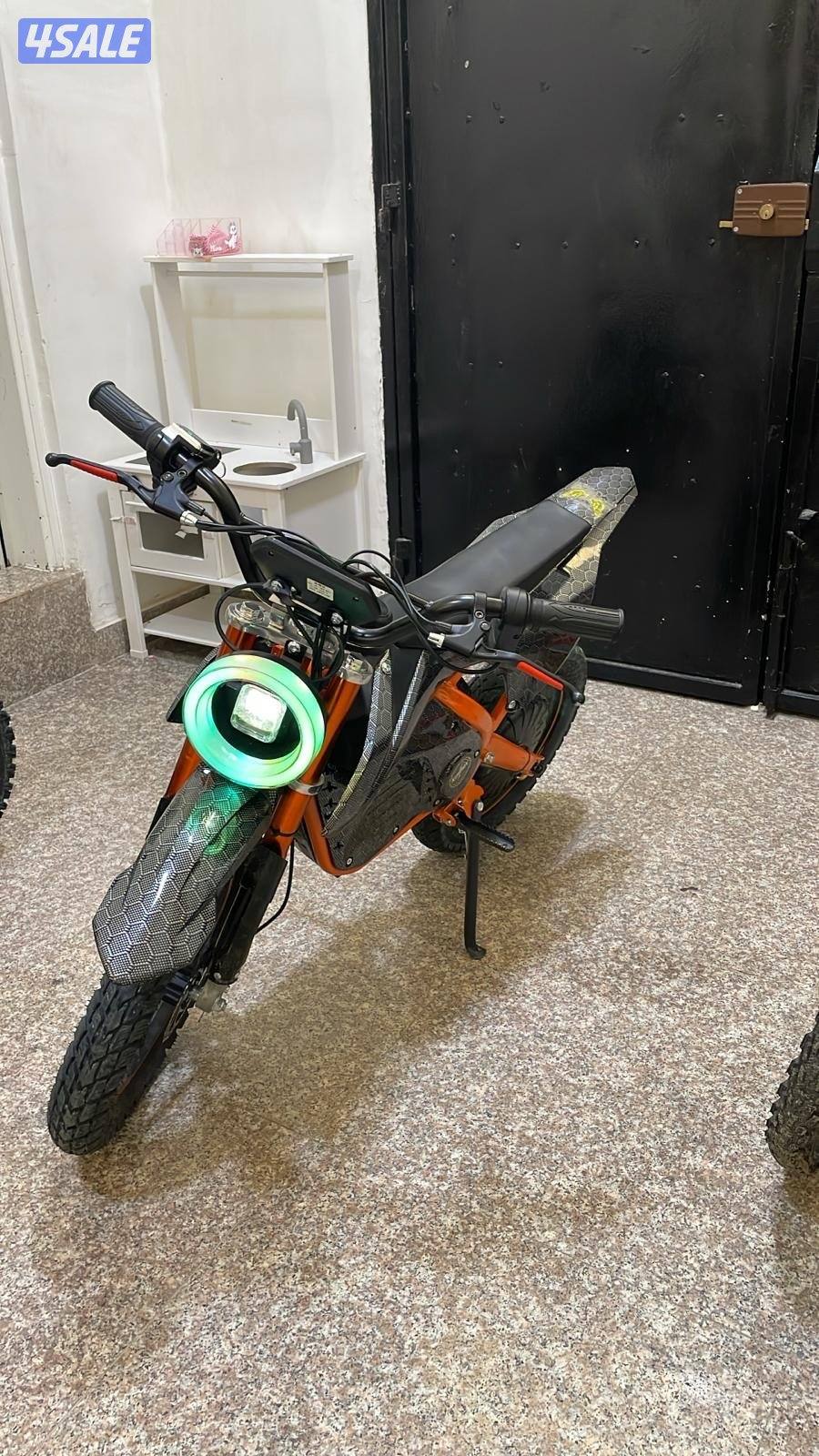 سيكل كهربائي شبه جديد فيه بلوتوث وليت قوي وسرعته ٤٥1