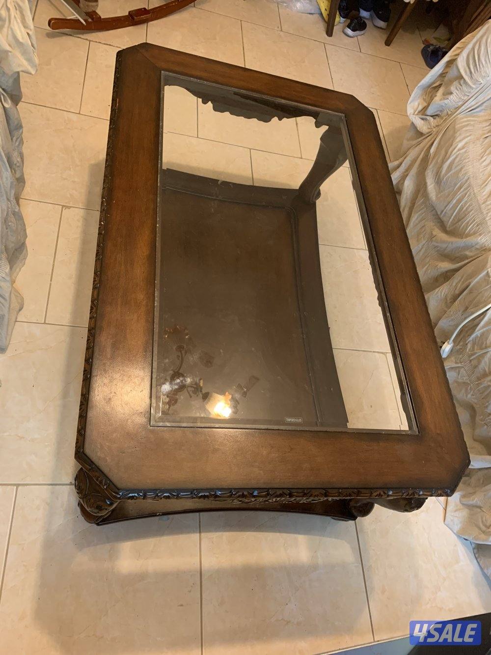 للبيع طاولة لغرفة الجلوس خشب مع زجاج3