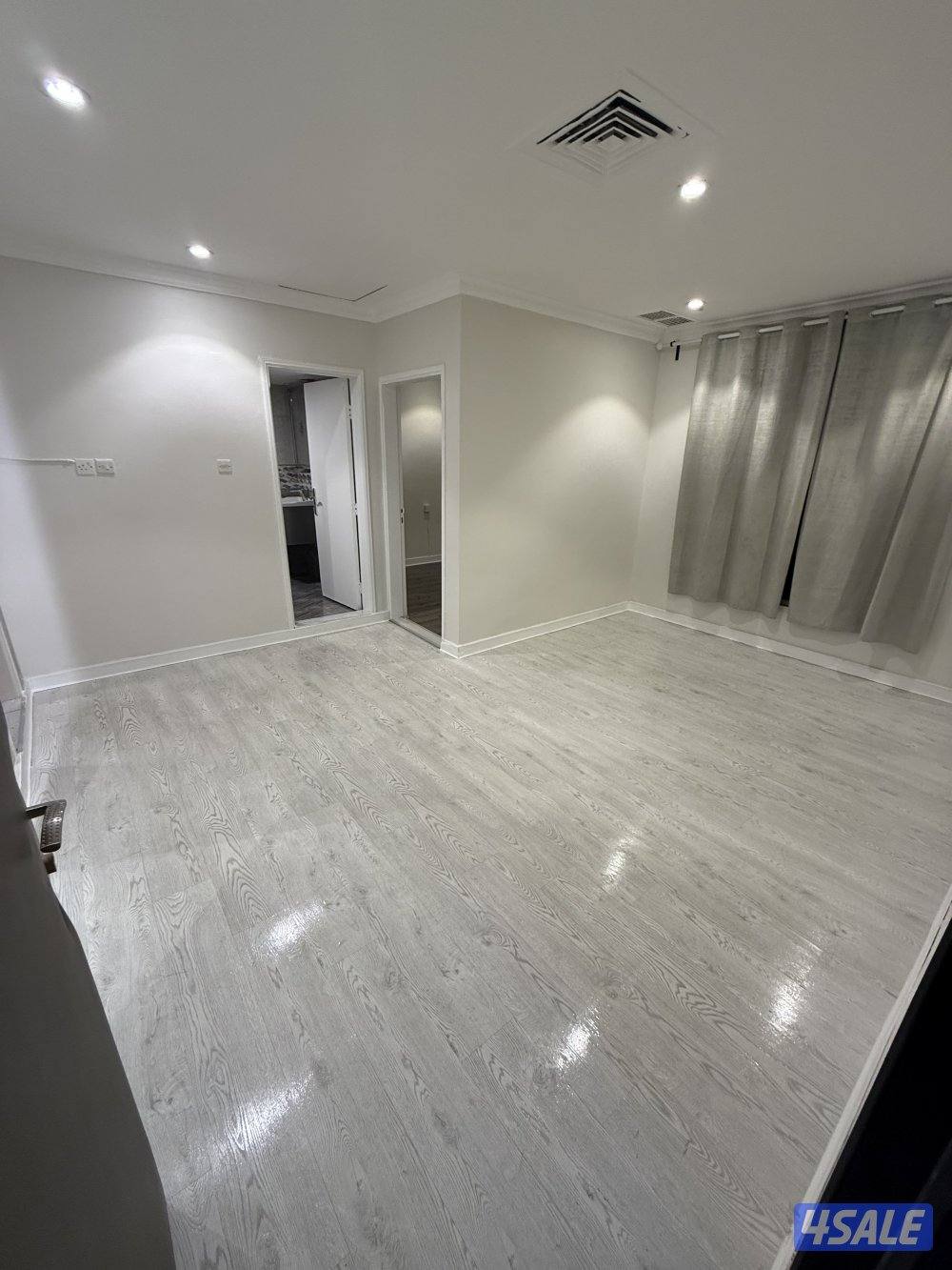 يوجد لدينا شقق الايجار غرفة وصالة ومطبخ وحمام تشطيب سوبر لوكس يوجد 🚘🚙0