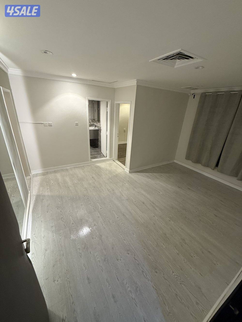 يوجد لدينا شقق الايجار غرفة وصالة ومطبخ وحمام تشطيب سوبر لوكس يوجد 🚘🚙1