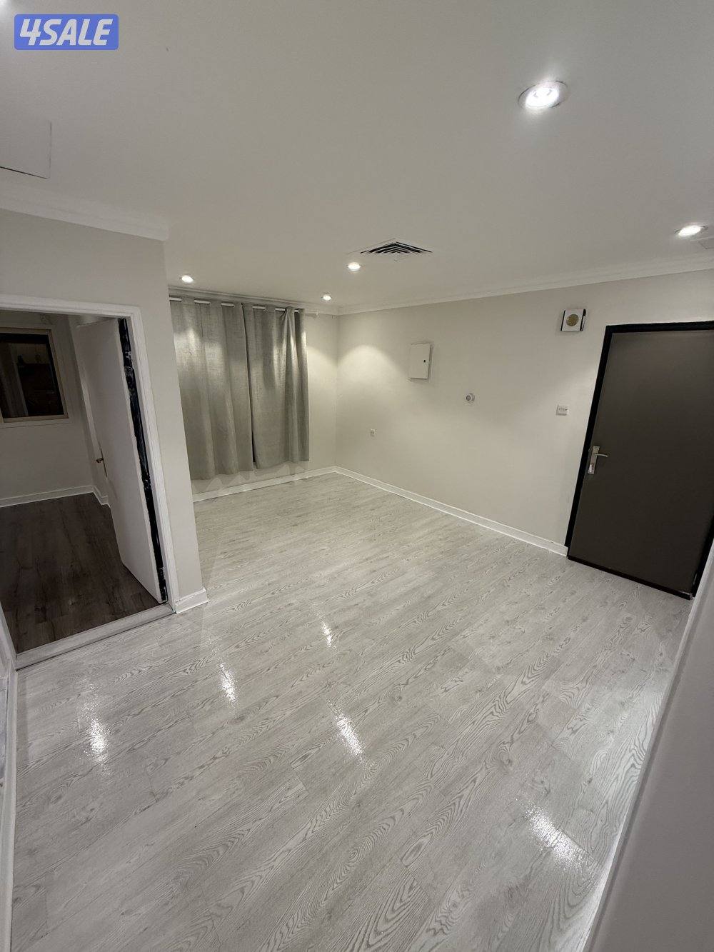 يوجد لدينا شقق الايجار غرفة وصالة ومطبخ وحمام تشطيب سوبر لوكس يوجد 🚘🚙2