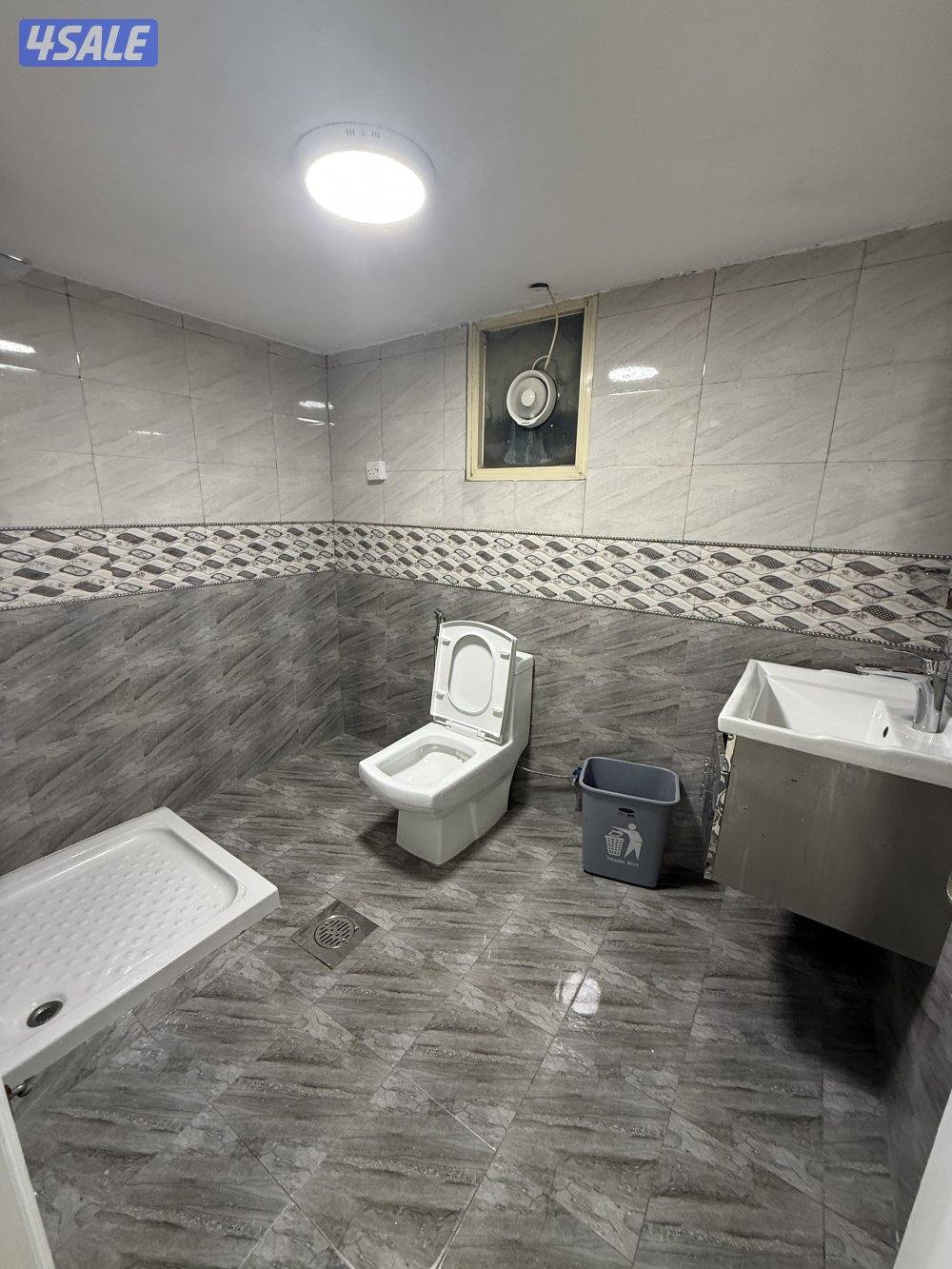 يوجد لدينا شقق الايجار غرفة وصالة ومطبخ وحمام تشطيب سوبر لوكس يوجد 🚘🚙3