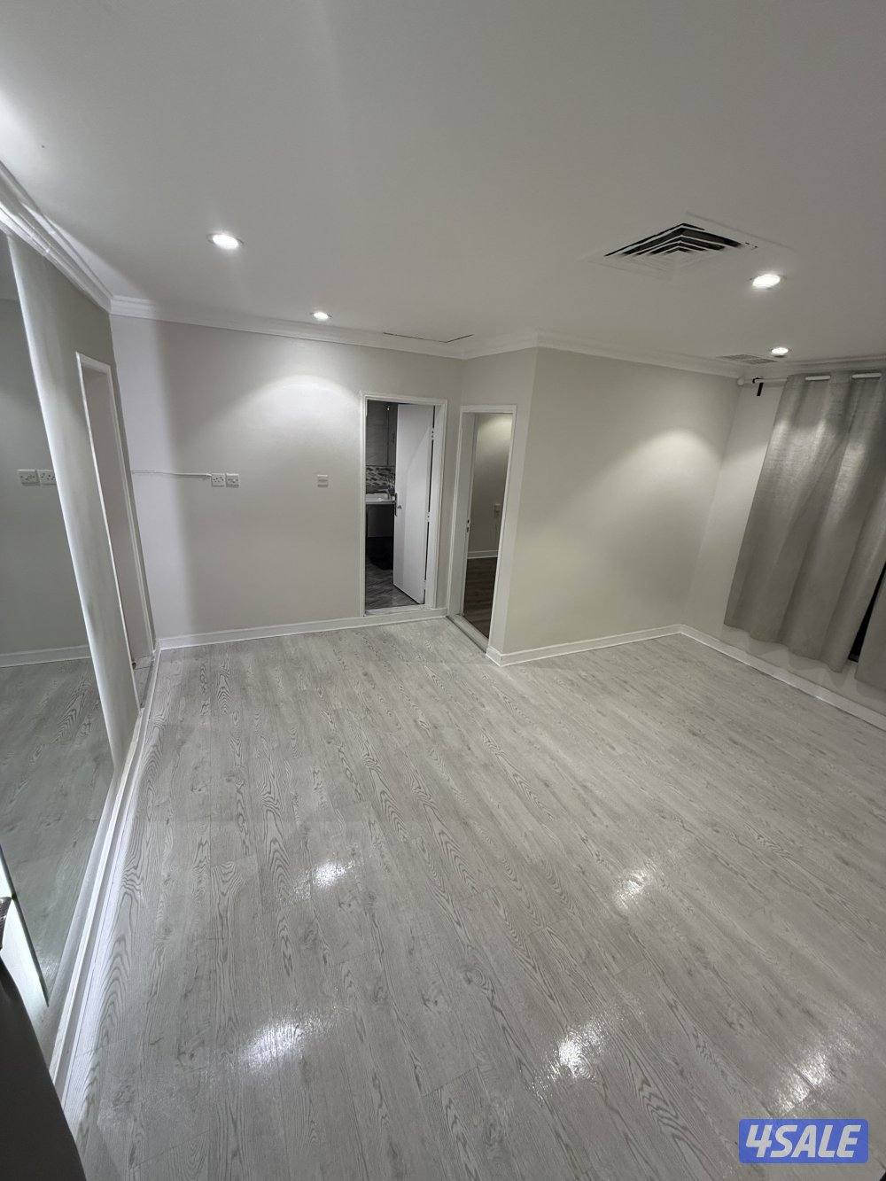 يوجد لدينا شقق الايجار غرفة وصالة ومطبخ وحمام تشطيب سوبر لوكس يوجد 🚘🚙4