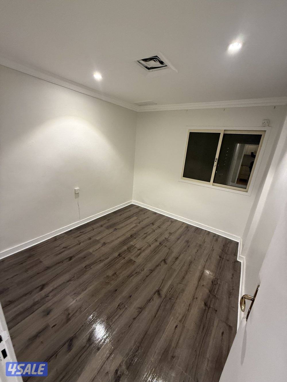 يوجد لدينا شقق الايجار غرفة وصالة ومطبخ وحمام تشطيب سوبر لوكس يوجد 🚘🚙6