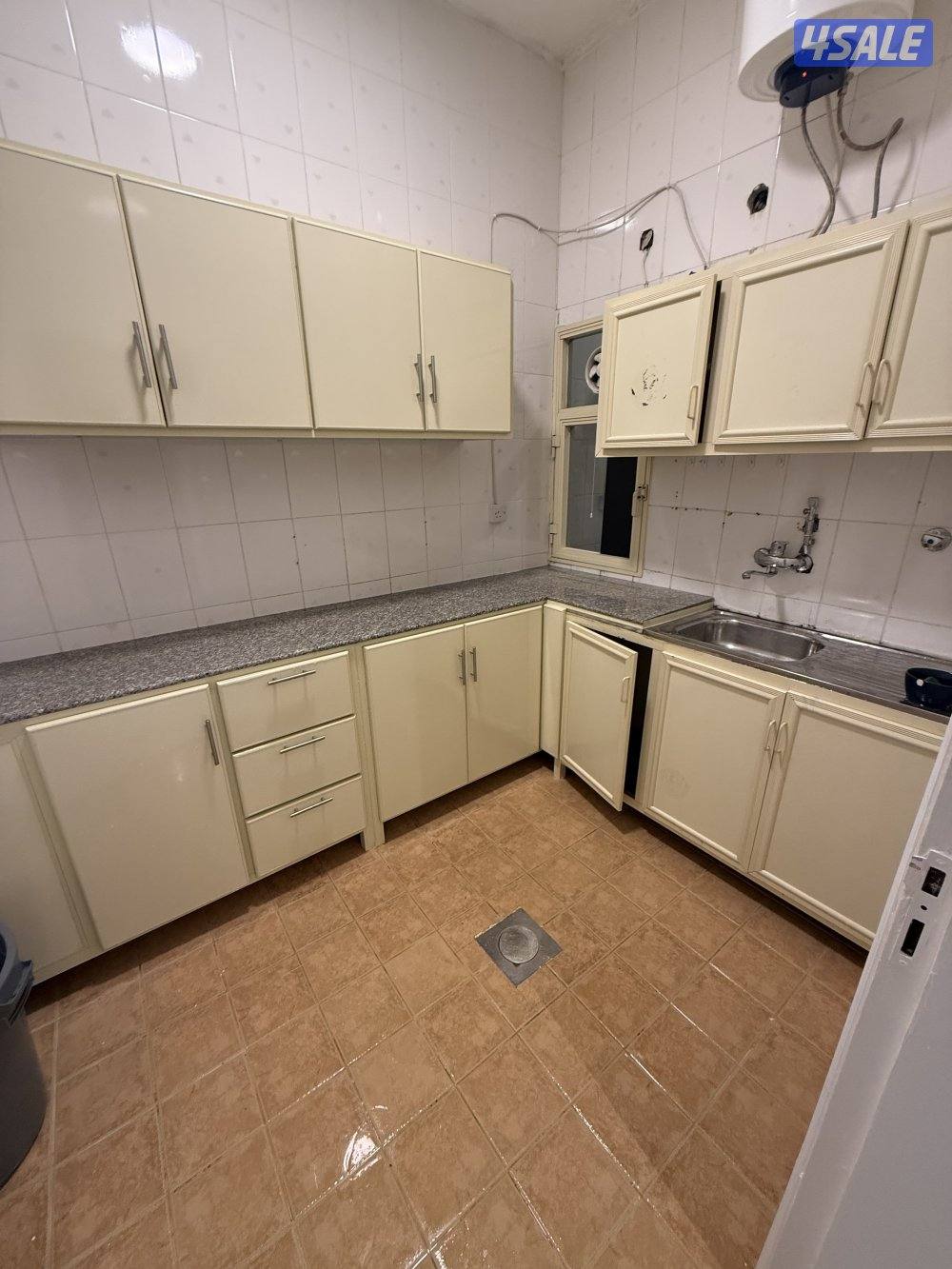 يوجد لدينا شقق الايجار غرفة وصالة ومطبخ وحمام تشطيب سوبر لوكس يوجد 🚘🚙7