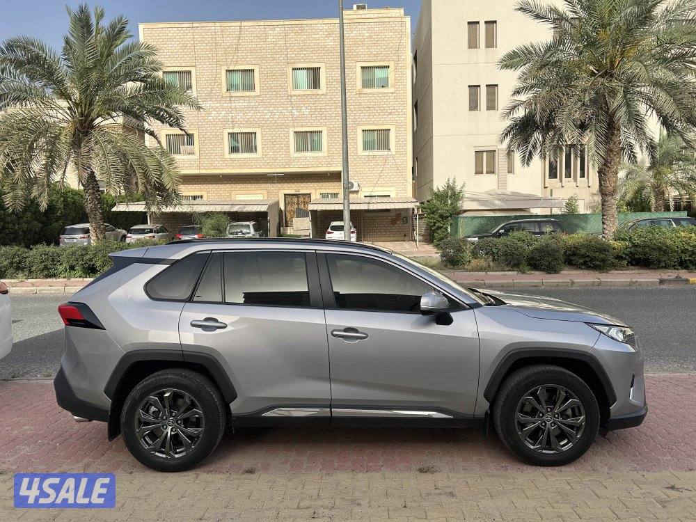 للبيع تويوتا راف 42