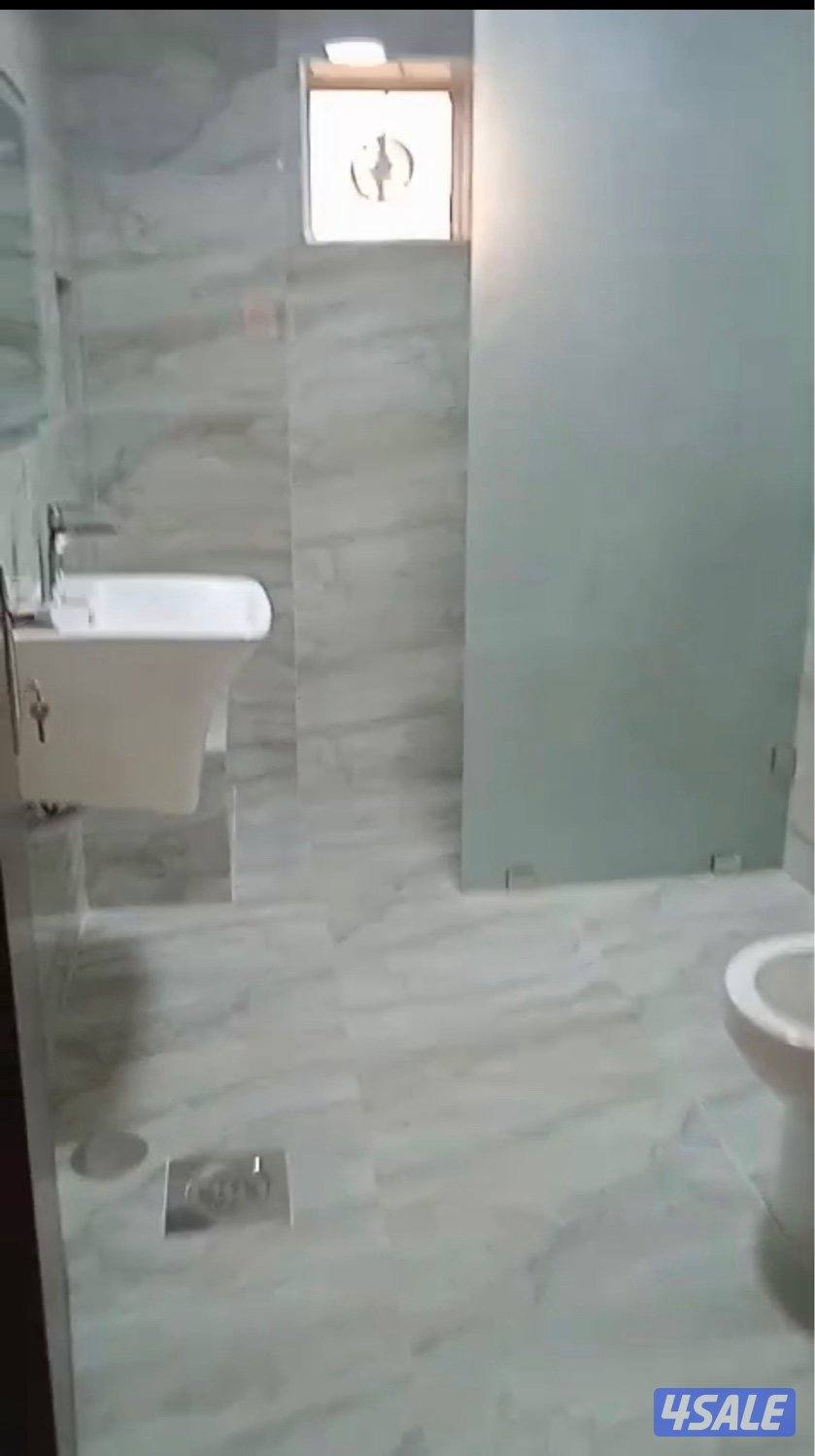 شقة 3 غرف صالة كبيرة 2 حمامات جديدة ومطبخ جديد مواقف مظللة مصعد شترات0