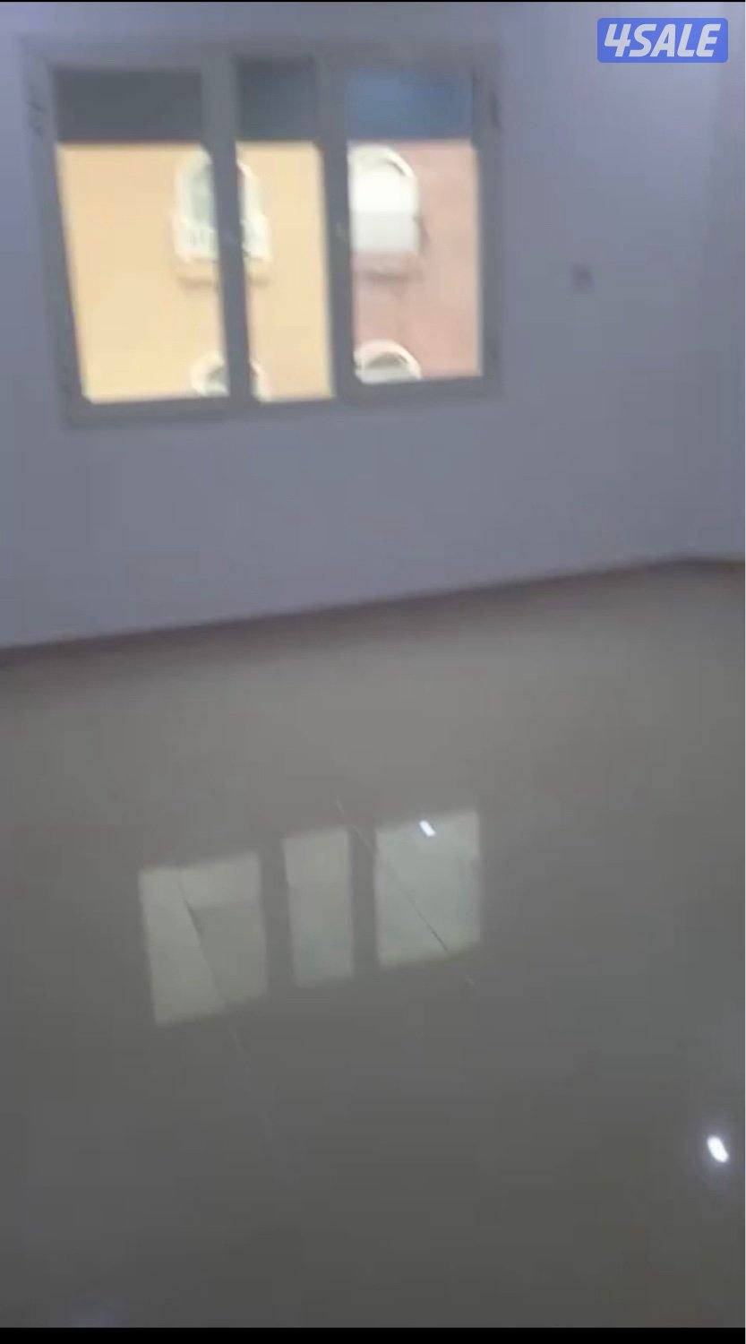 شقة 3 غرف صالة كبيرة 2 حمامات جديدة ومطبخ جديد مواقف مظللة مصعد شترات1