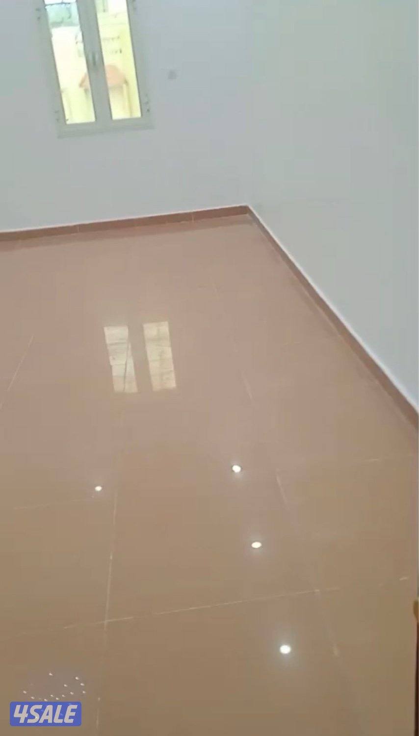 شقة 3 غرف صالة كبيرة 2 حمامات جديدة ومطبخ جديد مواقف مظللة مصعد شترات2