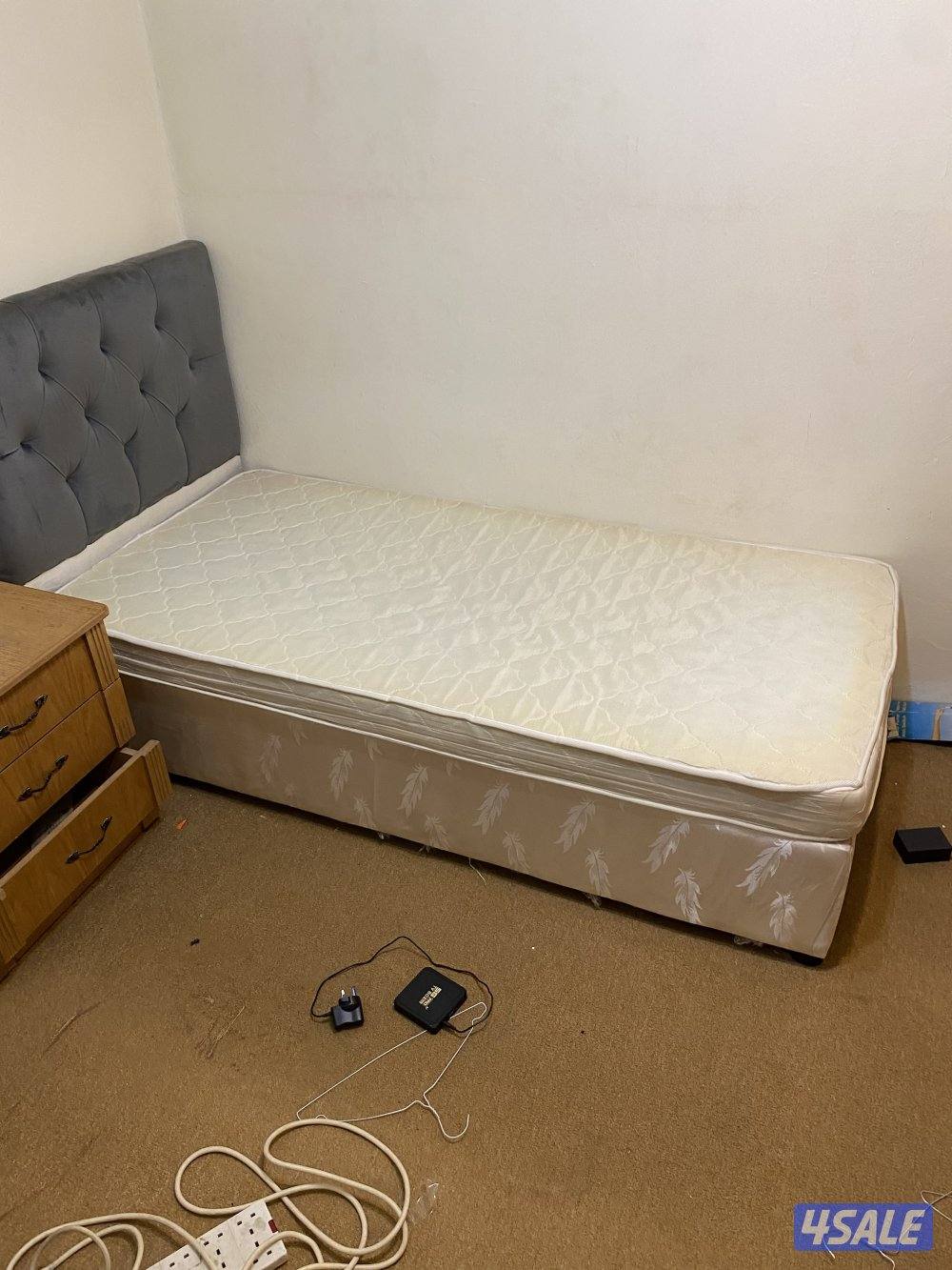 للبيع سرير مع مرتبة طاولة ومنظرة0