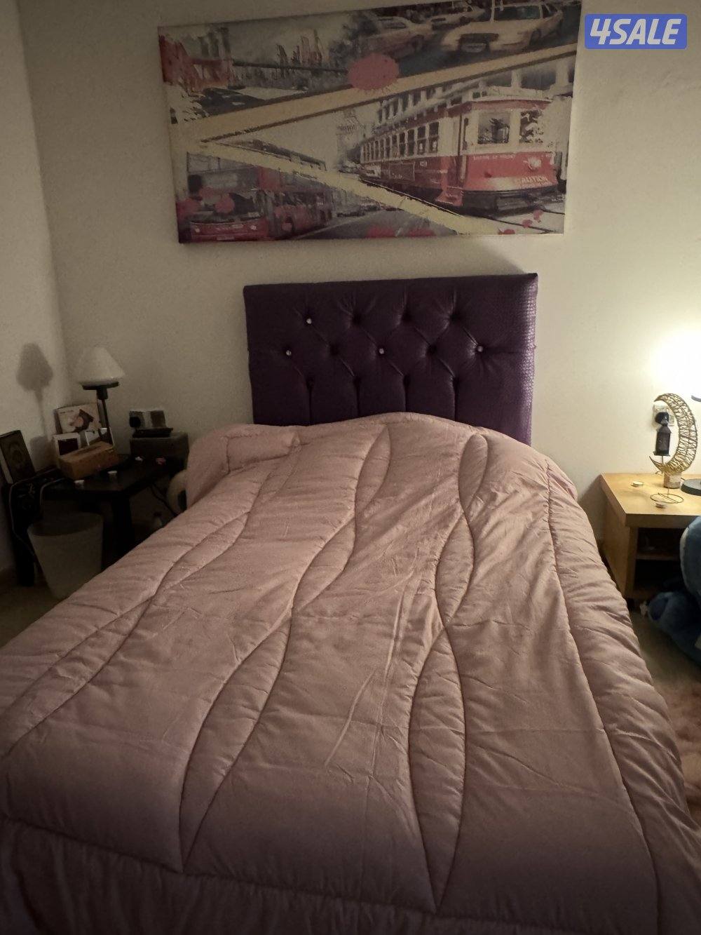 سرير وطاولتين0