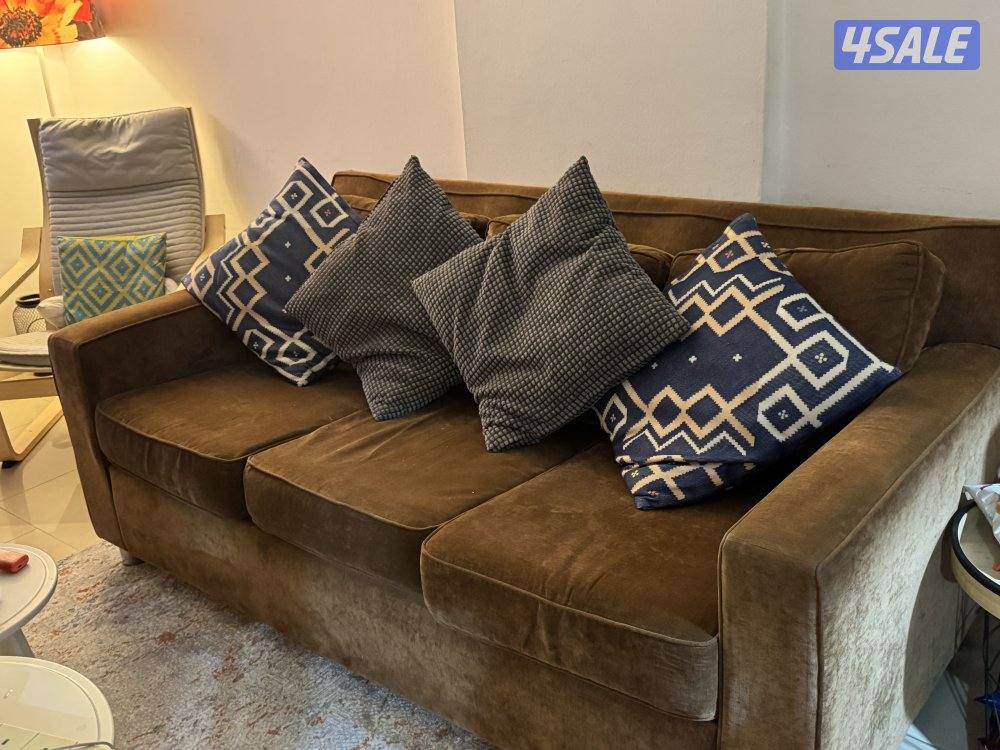 كنبه باللون البني مريحه و واسعه0