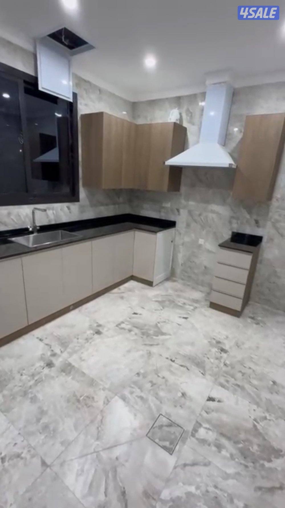 للايجار شقة في ابو فطيرة ق2 بروحها بالدور مع روف اول ساكن1