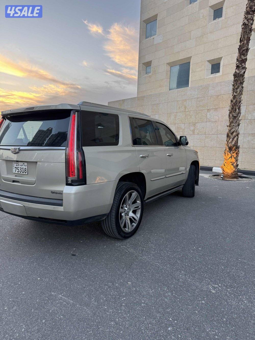 بيعه سريعه اسكاليد بريميوم 2016 وارد الغانم 8 غيارقمة بالنظافة دبل قير1