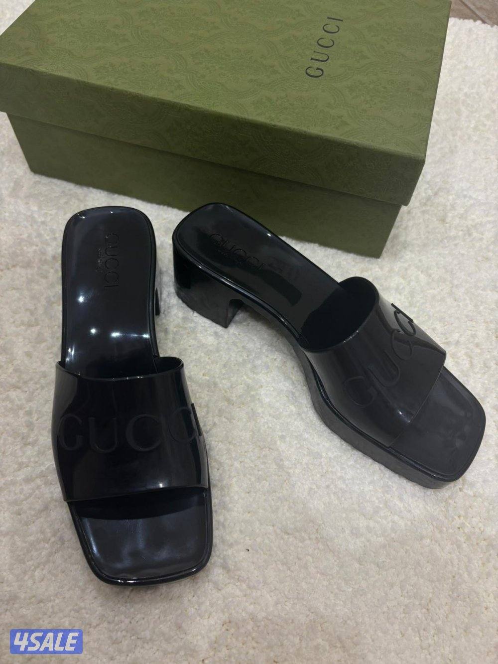 للبيع حذاء GUCCI و شنطه MCM و بوك شوبرد0