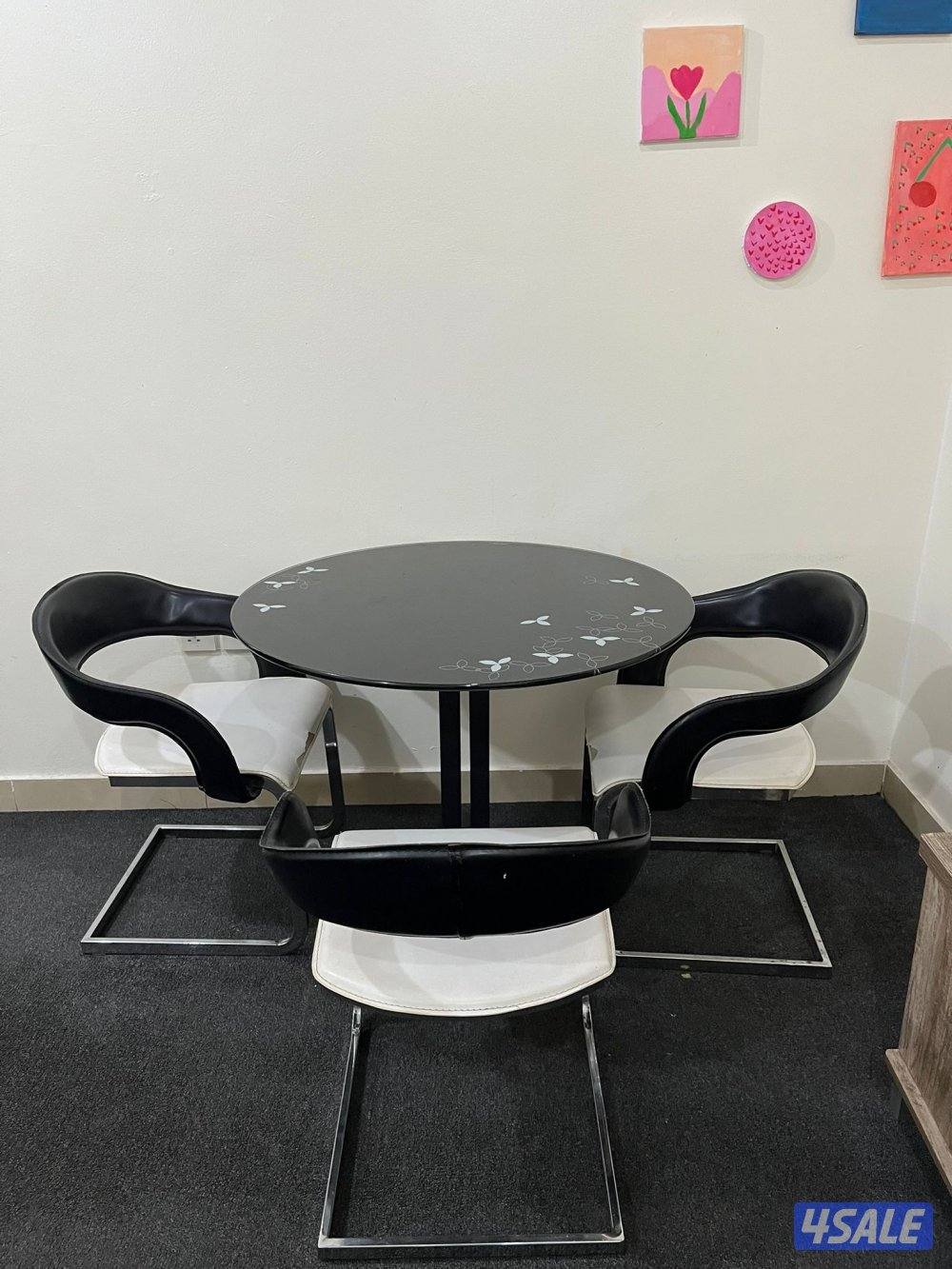 طاوله طعام بحاله جيده بس الكراسي متشققين ومصوره0