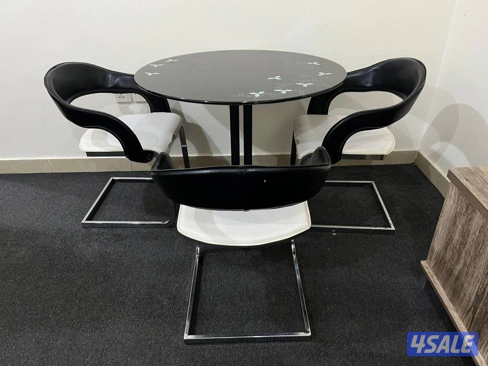 طاوله طعام بحاله جيده بس الكراسي متشققين ومصوره1