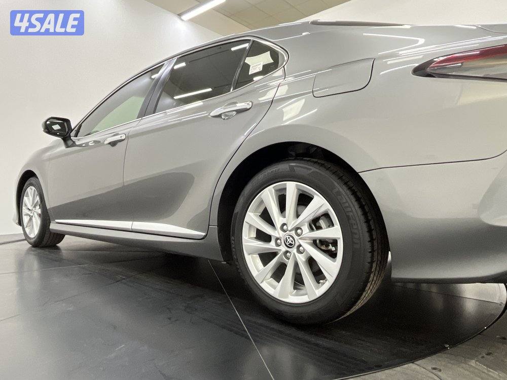 TOYOTA CAMRY GLE 4 CYL MID OPTION9