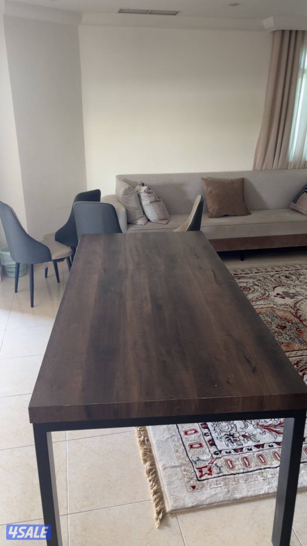 سلام عليكم عندي طاوله للبيع شاريها ب ٥٥ مع كراسيها  وللبيع ب 14 دينار0